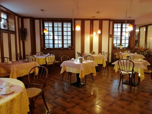 Un restaurante o sitio para comer en Hotel Fioroni