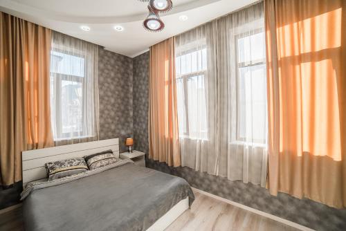 una camera con un letto e due finestre di Old City Point a Batumi