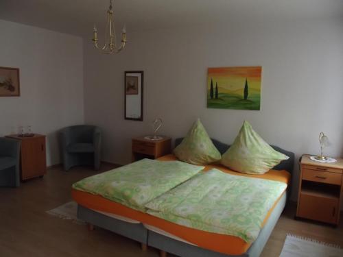 - une chambre avec un lit et un lustre dans l'établissement Hotel Haus Irsfeld, à Waxweiler