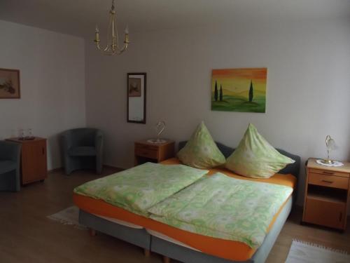 Postel nebo postele na pokoji v ubytování Hotel Haus Irsfeld