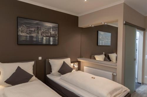 Un pat sau paturi într-o cameră la Mey Hotel