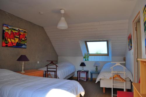 Katil atau katil-katil dalam bilik di Domaine de Kernanou