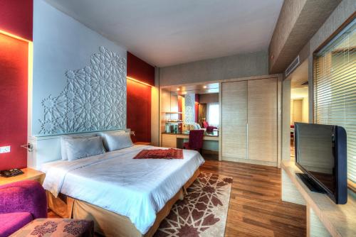 Raia Hotel Kota Kinabalu tesisinde bir odada yatak veya yataklar