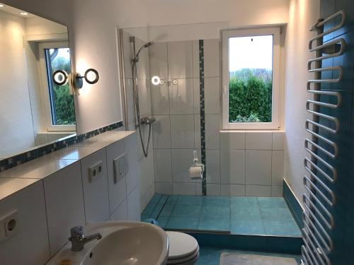 a bathroom with a shower and a toilet and a sink at Kleine Auszeit mit Aussicht Velbert Tönisheide in Velbert