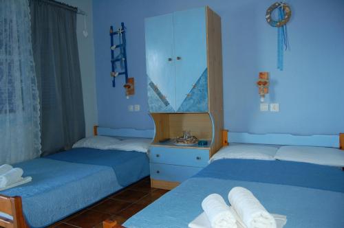 a bedroom with two beds and a mirror at Kastra in Velika