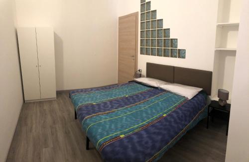 ein Schlafzimmer mit einem großen Bett in einem Zimmer in der Unterkunft Appartamento Martino in Genua