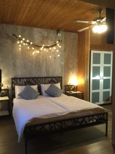 - une chambre avec un grand lit éclairé dans l'établissement Al Boccalino Bed&Breakfast, à Melide