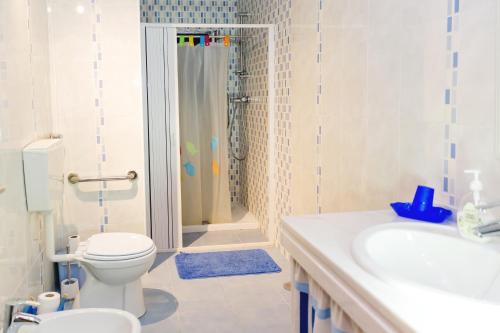 La salle de bains est pourvue de toilettes, d'un lavabo et d'une douche. dans l'établissement Casa dos Imos, à Alvados