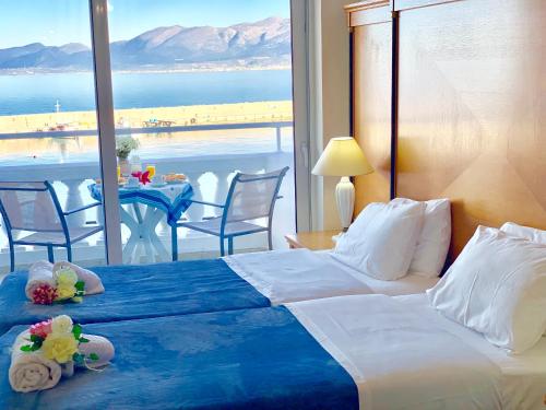 1 dormitorio con 1 cama y vistas al océano en The Blue Apartments, en Hersonissos