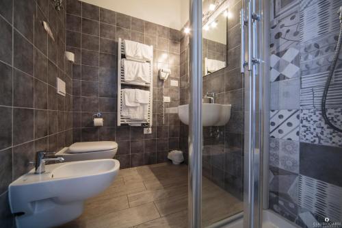 La salle de bains est pourvue de toilettes, d'un lavabo et d'une douche. dans l'établissement L'Approdo Dell'Ammiraglio, à La Spezia