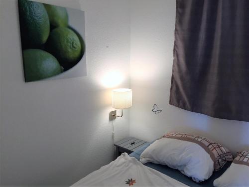 - une chambre avec un lit, une lampe et un tableau dans l'établissement Sète - vue mer imprenable, piscine, calme, à Sète