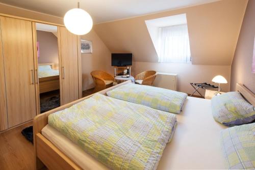 pokój hotelowy z 2 łóżkami i sypialnią w obiekcie Weingut & Gästehaus Edwin Hoffmann w mieście Trittenheim