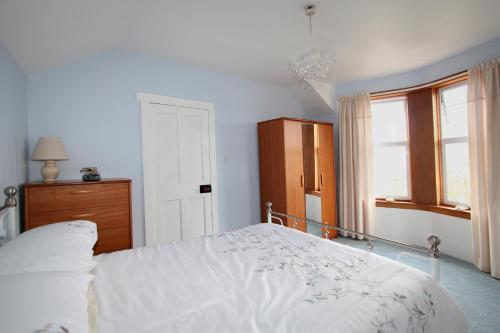 Llit o llits en una habitació de Three Bedroom Holiday House in Oban