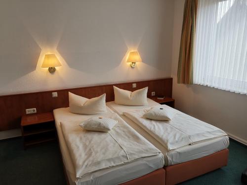 Säng eller sängar i ett rum på Garni-Hotel Alt Wernigeröder Hof