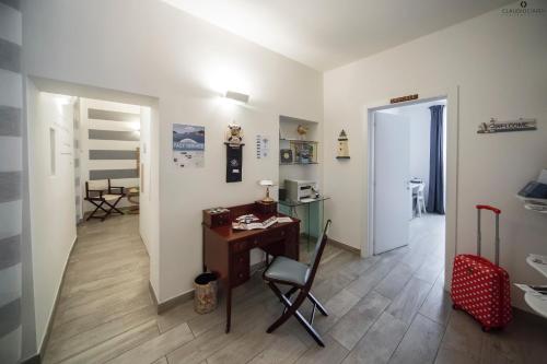Habitación con escritorio, silla y dormitorio. en L'Approdo Dell'Ammiraglio en La Spezia