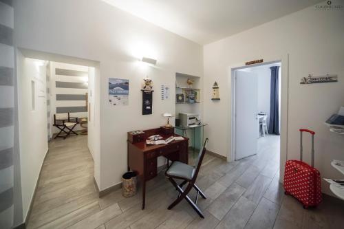 a room with a desk and a chair and a room with a bedroom at L'Approdo Dell'Ammiraglio in La Spezia