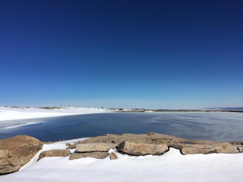 a body of water with rocks in the snow at Alojamento Pelourinho in Melo