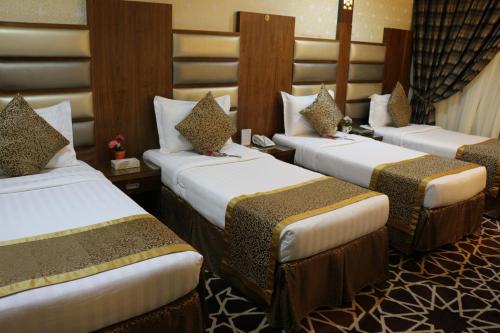 Giường trong phòng chung tại Province Al Sham Hotel