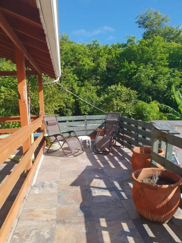 En balkon eller terrasse på Seawind Cottage- Traditional St.Lucian Style