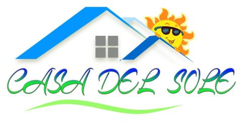 ein Logo für einen Immobilienmakler mit einem Haus und einem blauen Pfeil in der Unterkunft Casa del sole in Portopalo