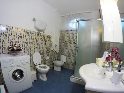 QuercegrossaにあるLa Tuiaのバスルーム(トイレ、洗面台、洗濯機付)