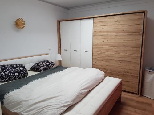 ein Schlafzimmer mit einem Bett und einer großen Holztür in der Unterkunft 2 Raum Gartenwohnung am Spreewaldradweg in Cottbus in Cottbus