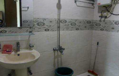 布爾班的住宿－Green Valley Bhurban Apartments，一间带水槽和镜子的浴室