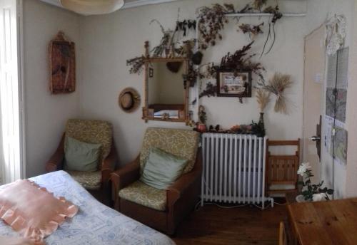 una camera con letto, sedia e radiatore di Comfortable House Center (2) a Burgos