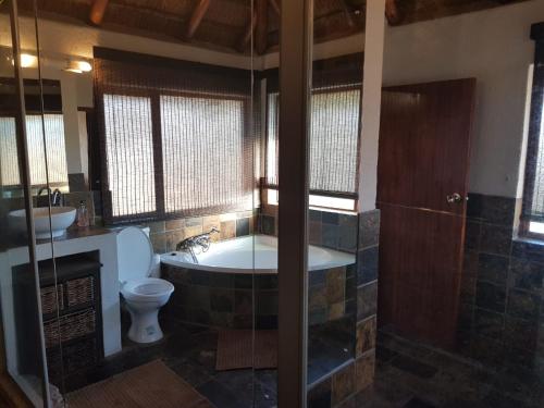 Phòng tắm tại Bona Kgole Private Game Lodge, Mabalingwe
