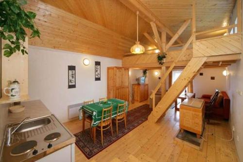 Jestrabi V Krkonosich的住宿－Penzion Roudenka，房屋内的厨房和用餐室,配有桌子