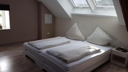 Säng eller sängar i ett rum på Eifel Dream Landhaus