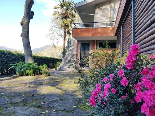 a house with pink flowers in front of it at Vivenda do Paúl in Geres