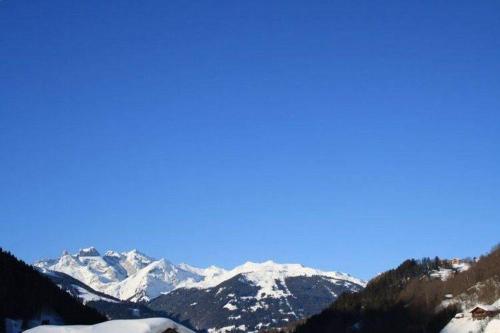 a snow covered mountain range with snow covered mountains at Ferienwohnung Rudigier Elke in Silbertal