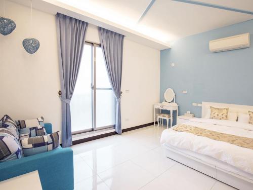 - une chambre avec un grand lit et une fenêtre dans l'établissement Yilan NAI-JI House, à Dongshan