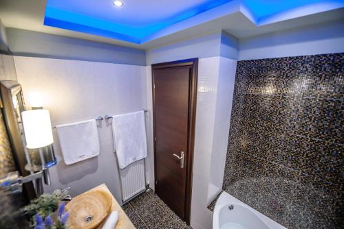 Vonios kambarys apgyvendinimo įstaigoje One of a kind Luxury Apartment City Center Near HELEXPO