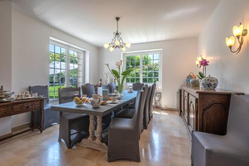 une salle à manger avec une table et des chaises dans l'établissement Villa des Fleurs d'Ajoncs, à Concarneau