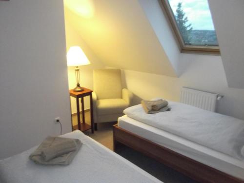 Ein Bett oder Betten in einem Zimmer der Unterkunft Rózsa Apartman