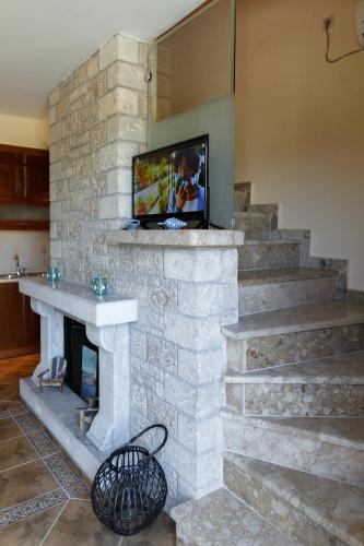 TV a/nebo společenská místnost v ubytování Glyfada Villas