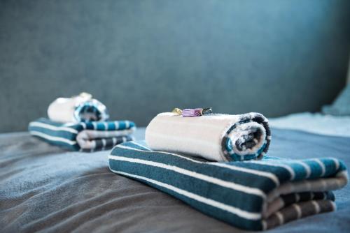 dos toallas enrolladas encima de una cama en Petra's Tranquil Nest in Downtown Budapest, en Budapest