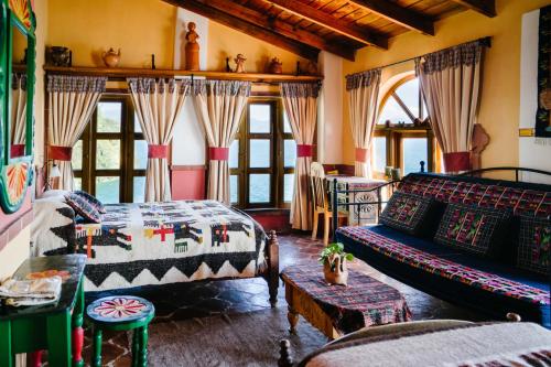 a living room with a bed and a couch at Hotel La Casa del Mundo in Jaibalito
