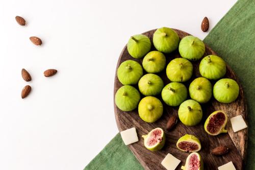 a group of green apples on a cutting board with nuts at Appartamento La Pinetina in Valderice
