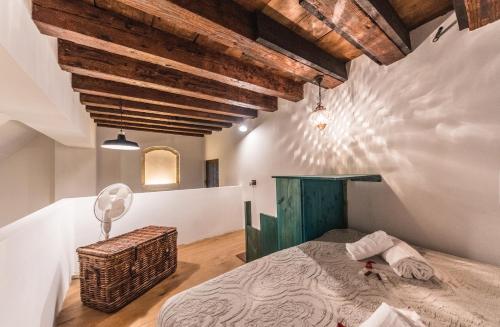 1 dormitorio con cama y techo de madera en Charme a Venise, en Venecia