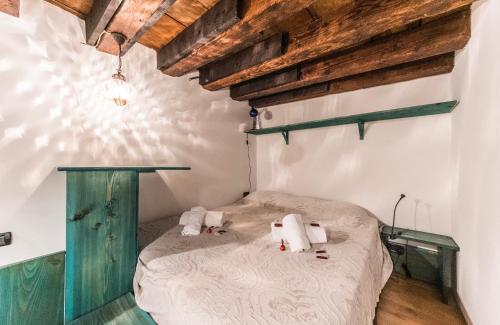 1 dormitorio con 1 cama en una habitación con vigas de madera en Charme a Venise, en Venecia