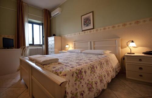 Tempat tidur dalam kamar di Hotel La Villa