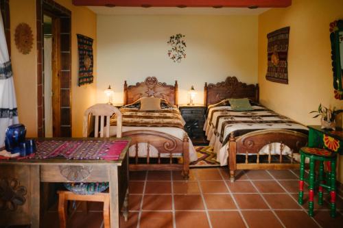 A bed or beds in a room at Hotel La Casa del Mundo