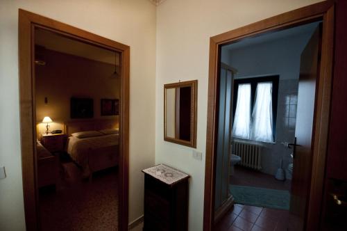 CeccanoにあるHotel La Villaのベッドルームにつながるドア付きの部屋