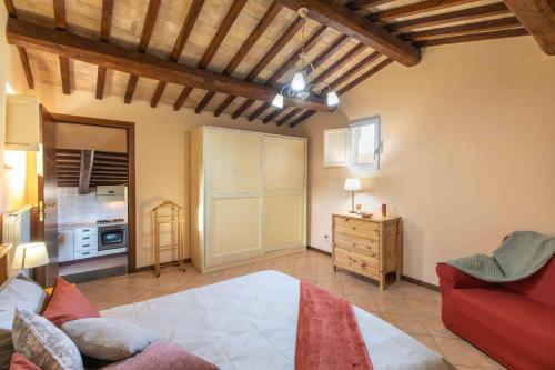 una grande camera con letto e cucina di Casa Dell'Edera a Orvieto