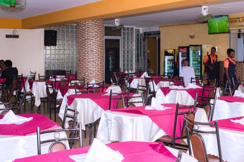 Restaurace v ubytování Diamonds Hotel Kampala