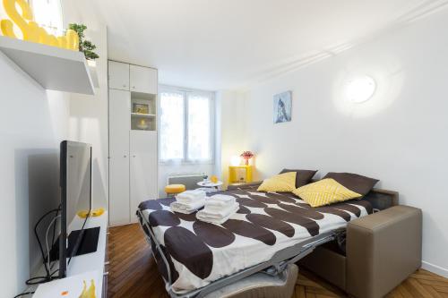 une chambre avec un lit dans une pièce blanche dans l'établissement COSY MALTE, à Menton