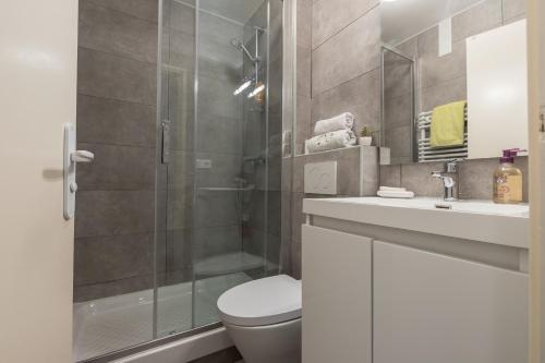 ein Badezimmer mit Dusche, Toilette und Waschbecken in der Unterkunft COSY MALTE in Menton